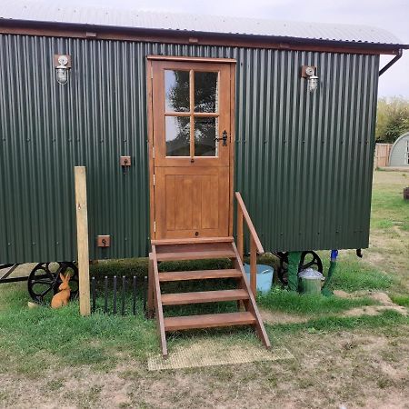 Glamping In Wiltshire In Our Luxury Shepherds Hut Chippenham  Eksteriør billede