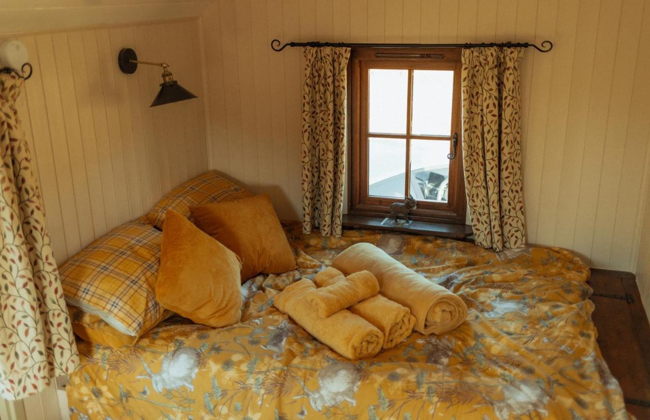 Glamping In Wiltshire In Our Luxury Shepherds Hut Chippenham  Eksteriør billede