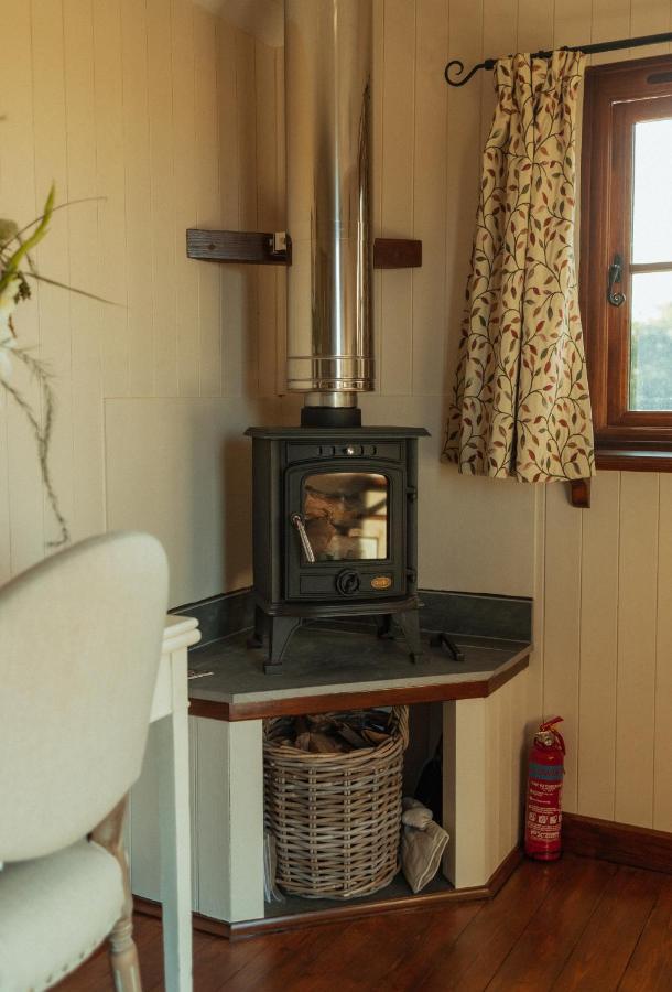 Glamping In Wiltshire In Our Luxury Shepherds Hut Chippenham  Eksteriør billede