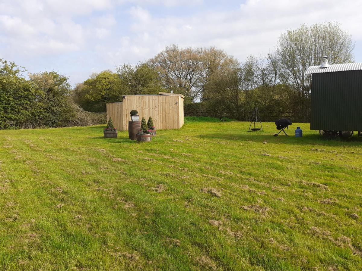 Glamping In Wiltshire In Our Luxury Shepherds Hut Chippenham  Eksteriør billede