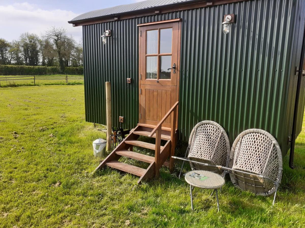 Glamping In Wiltshire In Our Luxury Shepherds Hut Chippenham  Eksteriør billede